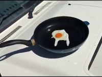 Un politist australian a prajit un ou, intr-o tigaie, pe capota masinii. Experimentul inedit a fost filmat