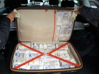 Valiza cu aproape 1 milion de lire sterline gasita pe bancheta din spate a unui taxi, in Londra. Cui ii apartineau banii