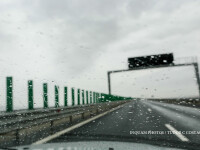 ploaie pe parbrizul unui autoturism care se deplasesaza pe autostrada
