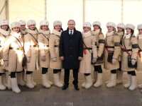 Vladimir Putin, înconjurat de femei îmbrăcate în uniformele Armatei Roșii