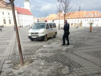 Dubă de poliţie, filmată oprind în faţa agenţiei Loto din centrul Sibiului. Ce 
