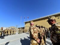 Mai multi ofiteri si subofiteri din armata romana participa la ceremonia transferului de autoritate intre rotatia 3 si rotatia 4 a echipei romane TAAC-South in baza militara din Kandahar, Afganistan.