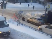 O femeie care a alunecat pe gheaţă a fost călcată de un şofer grăbit
