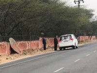Ministru indian, pozat făcându-şi nevoile la marginea drumului