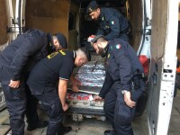 Trei români din Italia, opriţi pentru că mergeau cu o furgonetă complet goală. Ce ascundeau