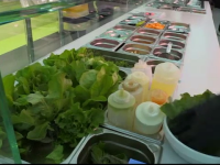 Salate preparate din verdețuri care cresc sub privirile clienților, într-un restaurant din Berlin