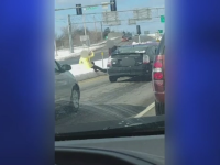 Scenă violentă pe autostradă. O femeie împinsă cu brutalitate de un șofer nervos