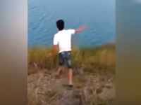 Momentul șocant în care un individ aruncă un cățeluș într-un lac populat de crocodili