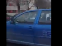 Bărbat filmat în timp ce conduce o mașină de școală de șoferi de pe scaunul din dreapta