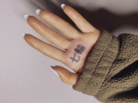 Ariana Grande, ținta glumelor. Ce înseamnă de fapt în japoneză tatuajul făcut pe palmă