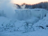 Cascada Niagara înghețată oferă o imagine impresionantă