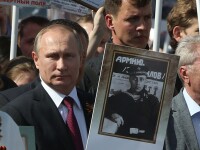 Vladimir Putin cu un portret al tatalui sau