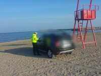 Un șofer a primit o amendă uriașă, după ce a intrat cu autoturismul pe plajă şi a rămas blocat în nisip