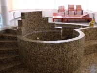 Apă cu clor, pe Drumul Apelor Minerale. \