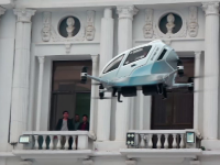 iLikeiT. Chinezii vor să înlocuiască maşinile cu drone de transport pasageri
