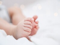 Bebeluș român de 6 luni, găsit mort în pătuț, în Italia. De ce e anchetată mama lui