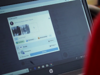 Pericolul la care sunt expuși copiii de proprii părinți pe rețelele sociale. 