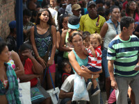 Mii de venezueleni trec zilnic granița în Columbia. Mulți primesc ajutoare de la biserici