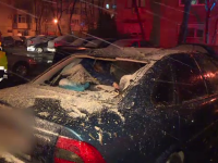 Iarna a venit în forță în București: Acoperișuri smulse de vânt, zeci de mașini avariate