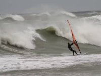 VIDEO. Curaj extrem la malul mării. Cum a reușit un sportiv să înfrunte valurile imense