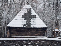Semnul crucii a apărut pe o casă din Muzeul ASTRA, după ce s-a topit parţial zăpada