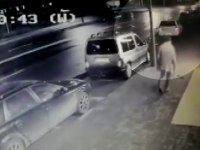 Momentul în care un tânăr dă foc unui taximetru, în Brașov