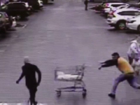Cum a reușit un client al unui supermarket să ajute la prinderea unui hoț fugărit de agenți