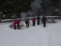 Grătar în mijlocul zăpezii. Turiștii au luat cu asalt Ţara Dornelor din Bucovina