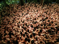 Mii de japonezi s-au luptat pentru a prinde talismane în cadrul unui festival străvechi