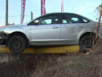 Accident în lanț în Dâmbovița. O mașină a rămas suspendată pe o conductă de gaz