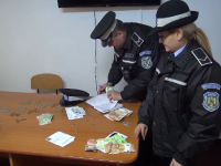 O femeie din Bacău și-a uitat geanta plină cu bani pe o bancă. Suma era uriașă