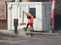 VIDEO. Scene virale la o cale ferată din Hunedoara. Cum a fost surprinsă o angajată CFR
