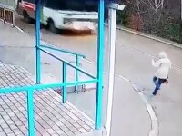 Imagini șocante. O femeie a fost la un pas de a fi spulberată de un autobuz VIDEO