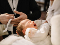 Bebelușul din Suceava, intrat în stop cardio-respirator în timp ce era botezat, a murit