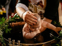 Reacția Bisericii după ce bebelușul de la Suceava a murit în urma botezului. Recomandările de botez ar putea fi schimbate