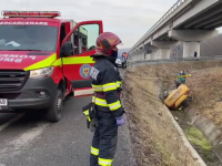 O femeie s-a răsturnat cu mașina într-un canal din Cluj. Operațiune dificilă de salvare