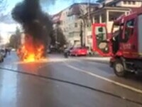Mașină mistuită de flăcări în Bacău. De la ce a izbucnit incendiul