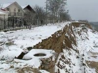 Un cartier întreg de case din Cumpăna se poate prăbuși oricând în Canalul Dunăre- Marea Neagră. ”Dacă plouă, se rupe imediat”