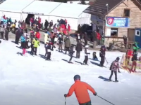 Iubitorii de schi s-au adunat pe pârtii. Aglomerație pe Valea Prahovei, la Păltiniș sau Rânca