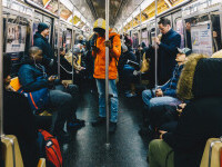 Metroul din New York utilizează voci de celebrităţi pentru a le cere călătorilor să fie precauţi în contextul pandemiei