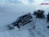Mașini aruncate în șanț de vântul puternic, pe un drum înzăpezit din Suceava