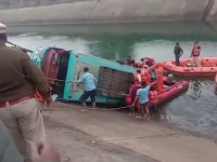 Un autobuz plin cu pasageri s-a prăbușit într-un canal, în India. Cel puțin 40 de persoane au murit