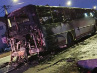 Clipe de groază în Sibiu. Un autocar cu 30 de pasageri a luat foc în trafic