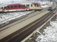 Imagini șocante. Momentul în care mașina în care se aflau doi tineri din Iași este spulberată de tren