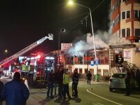 Incendiu în Petroșani. Un magazin aflat lângă un bloc de locuințe a luat foc. VIDEO
