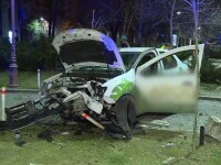 Mașina unui curier din București, distrusă după ce a rupt în două o bordură