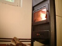 Copilă din Iași, arsă după ce a vrut să aprindă focul în sobă cu benzină. A fost dusă cu elicopterul la spital