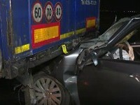 Un șofer a ajuns cu mașina sub remorca unui TIR. Bucăți din autoturism s-au împrăștiat pe ambele sensuri de circulație