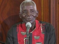 Un cântăreț de 92 de ani din Malawi a devenit vedetă TikTok, deși nu are telefon și nici măcar acces la electricitate