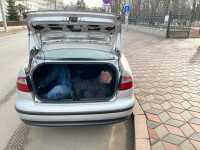 Un botoșănean a găsit în portbagajul mașinii sale un bărbat ce dormea liniștit, sforâind. Acesta nu-și explică ce căuta acolo